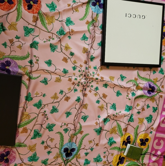 Authentic Gucci Floral Print Silk Scarve - Picture 6 of 12